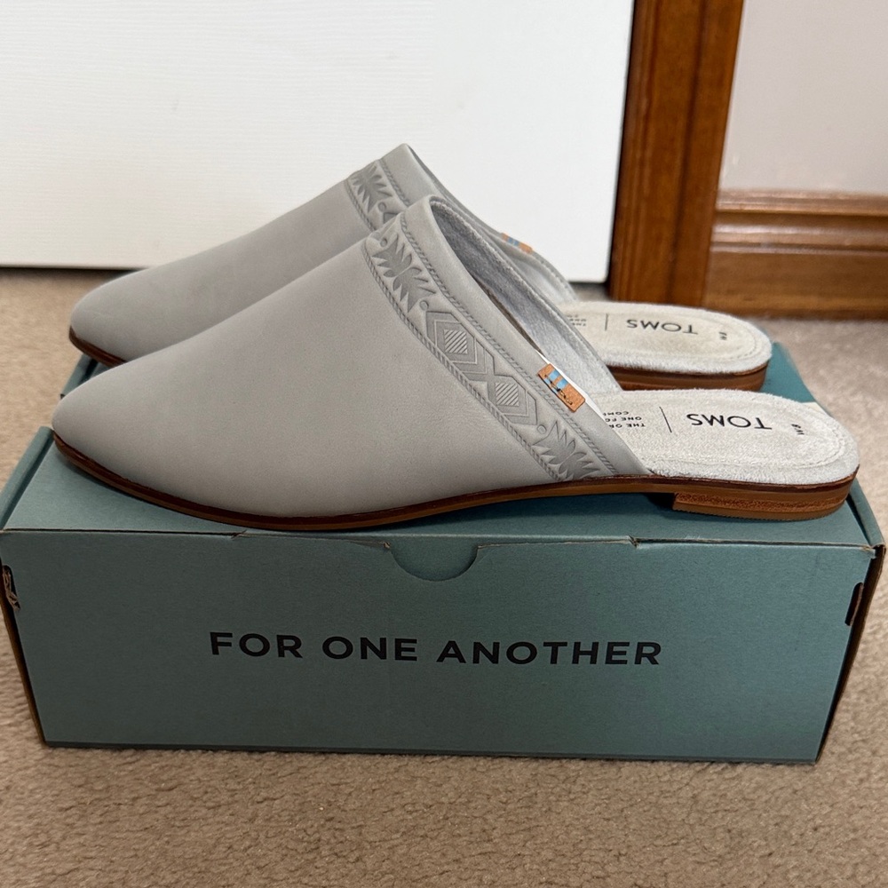 TOMS gray leather Jutti mules - NWT - W8